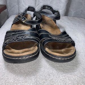 Clark’s women’s black leather - open toe sandals- bendable size 9m
